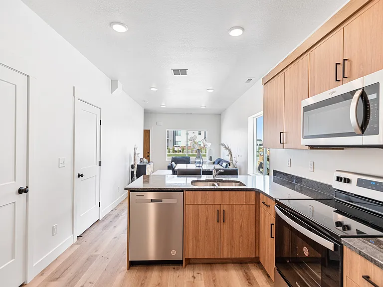 172 N 400 W #8 — Photo 9