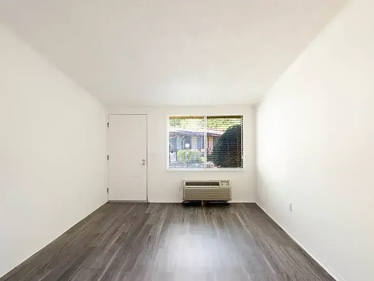 The Flats at Lakeshore — Photo 8