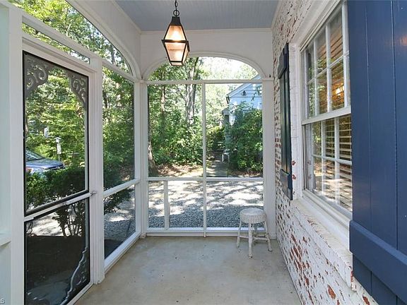 5th image of 800 Twyckenham Dr