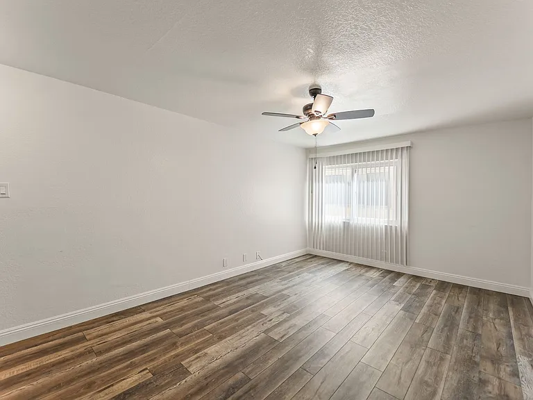 248 E Buckthorn St — Photo 5