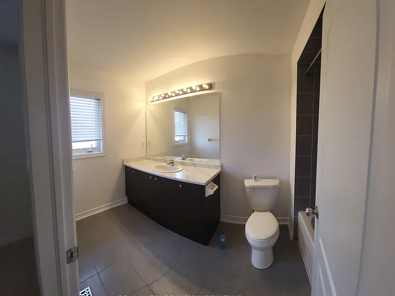 715 Agnew Cres #UPPER — Photo 29