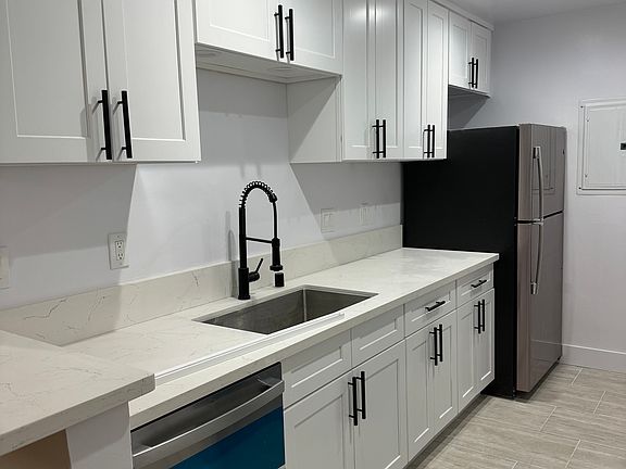 3rd image of 14359 Addison St #1B-1Ba-800Sqft