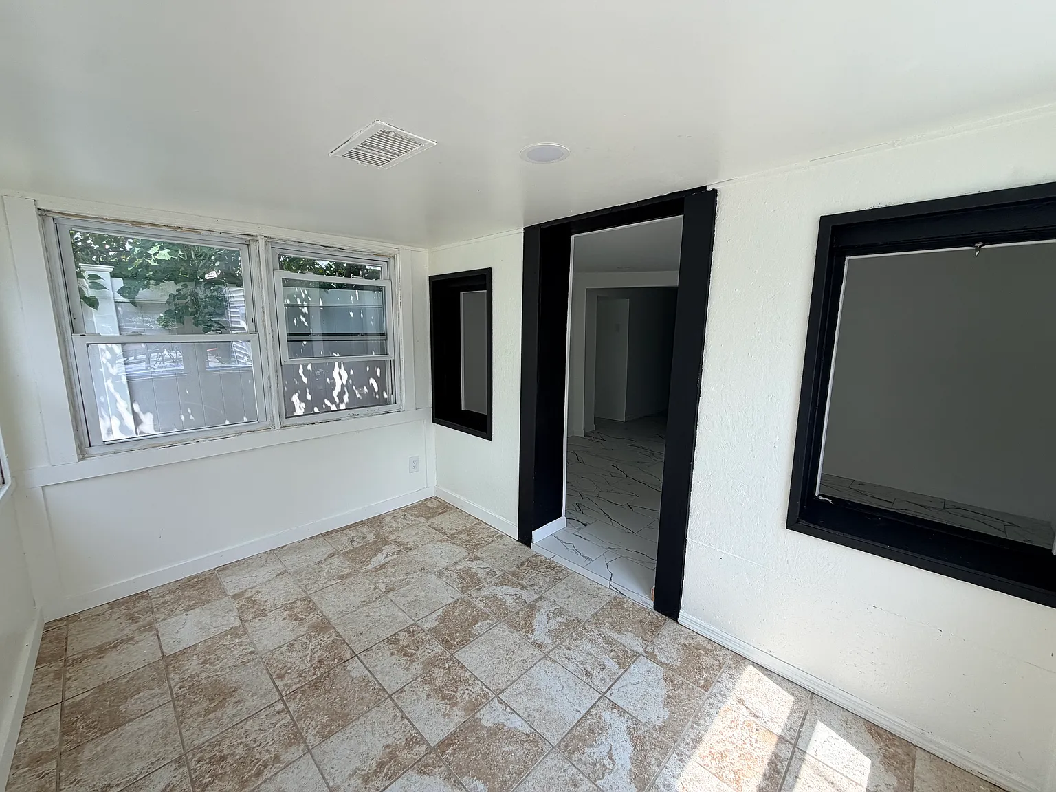 3 bed, 1100 sqft, $2,100 — Photo 3
