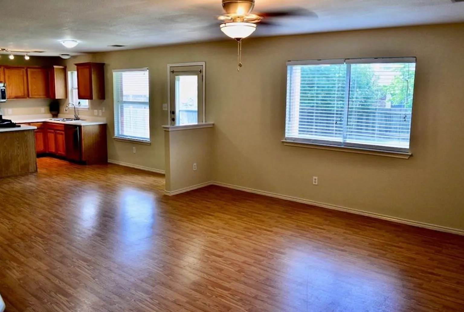 3 bed, 2.5 bath, 1876 sqft, $2,050 — Photo 2