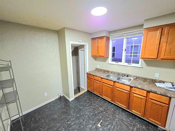 5th image of 14235 Winthrop St