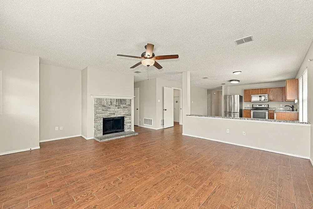 3 bed, 2.0 bath, 1593 sqft, $2,035 — Photo 4