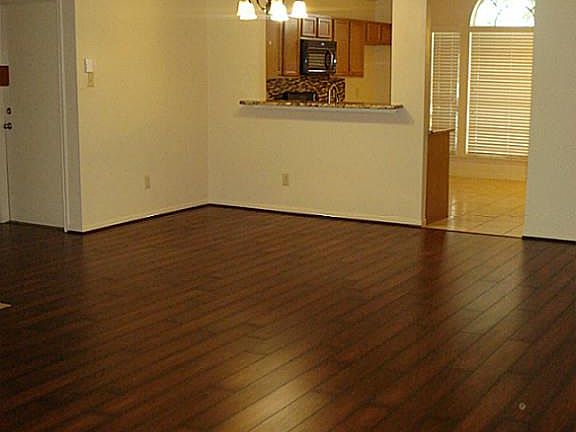 4th image of 806 N Willow Dr