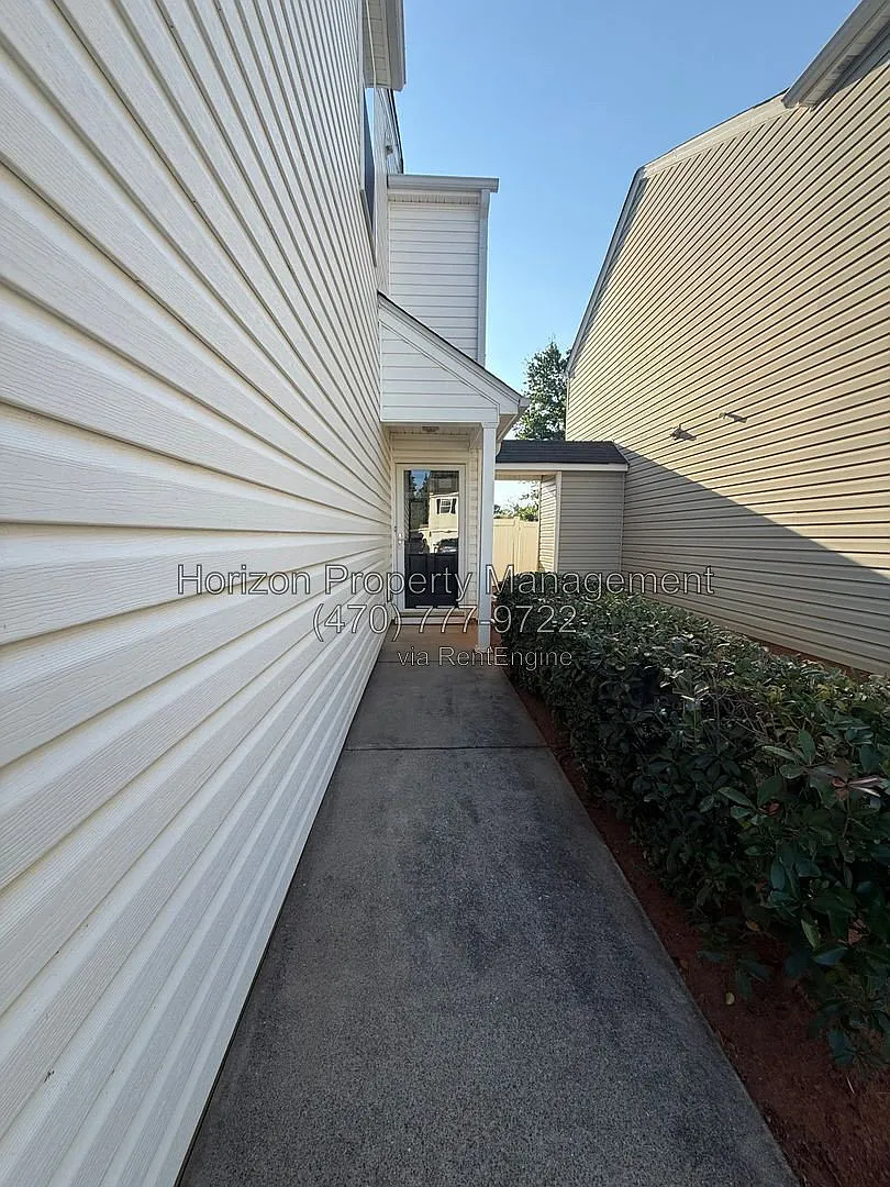 3 bed, 2.0 bath, 1408 sqft, $2,045 — Photo 4