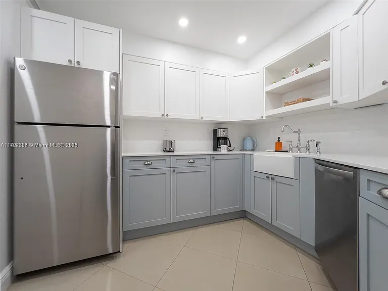 5161 Collins Ave #812 — Photo 31