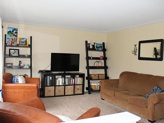 4th image of 974 Diane St SE
