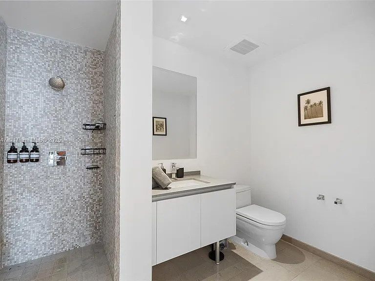 88 SW 7th St #1010 — Photo 13