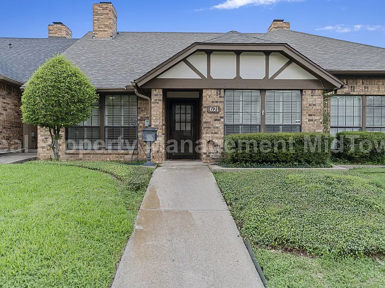 621 Windgate Ct — Photo 1