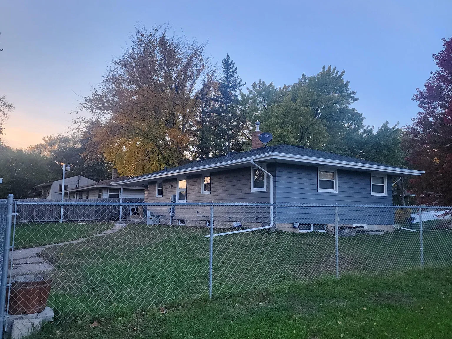 4 bed, 1833 sqft, $2,420 — Photo 3