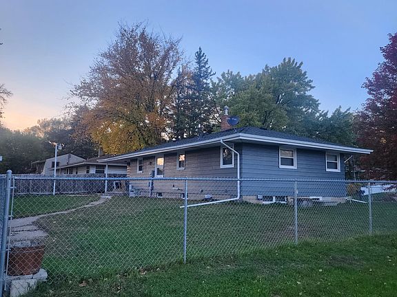 3rd image of 1596 Grandview Ave E