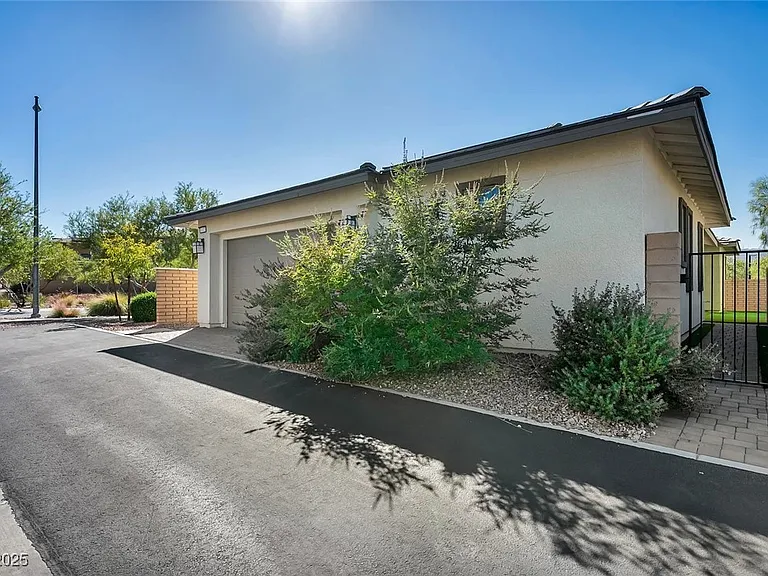 1012 E Sunset Rd — Photo 5