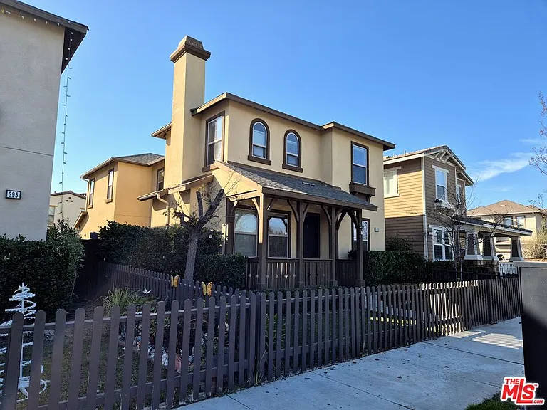 383 Silktree Ave — Photo 1
