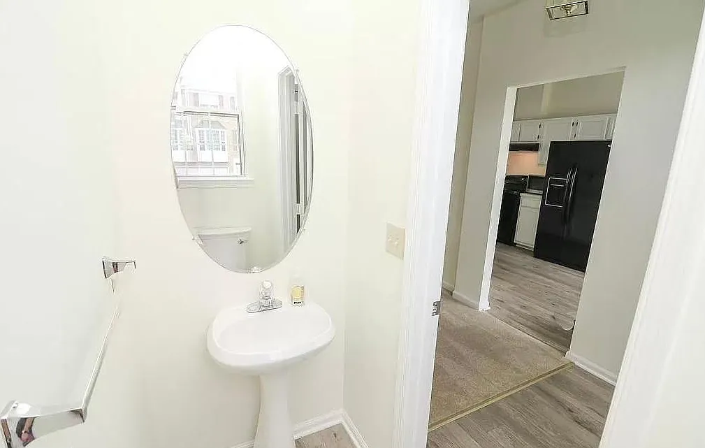 4 bed, 3.5 bath, 1902 sqft, $3,500 — Photo 4