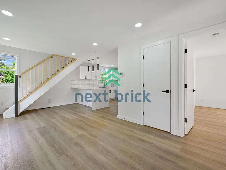 215 S 107th St — Photo 5