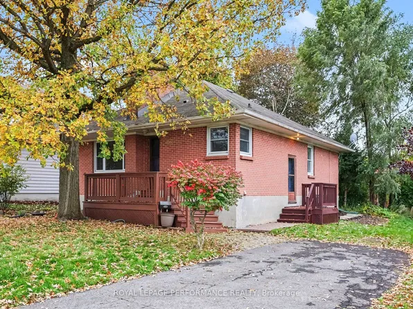 856 Iroquois Rd, Ottawa, ON K2A 3N2