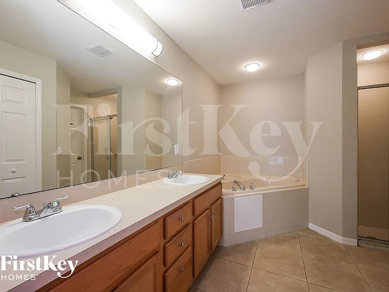 2506 NE 6th Pl — Photo 10