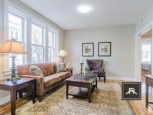 4 Leicester St #4 — Photo 3