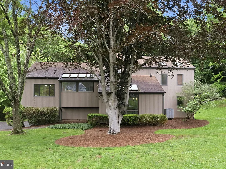 882 Coachway — Photo 1