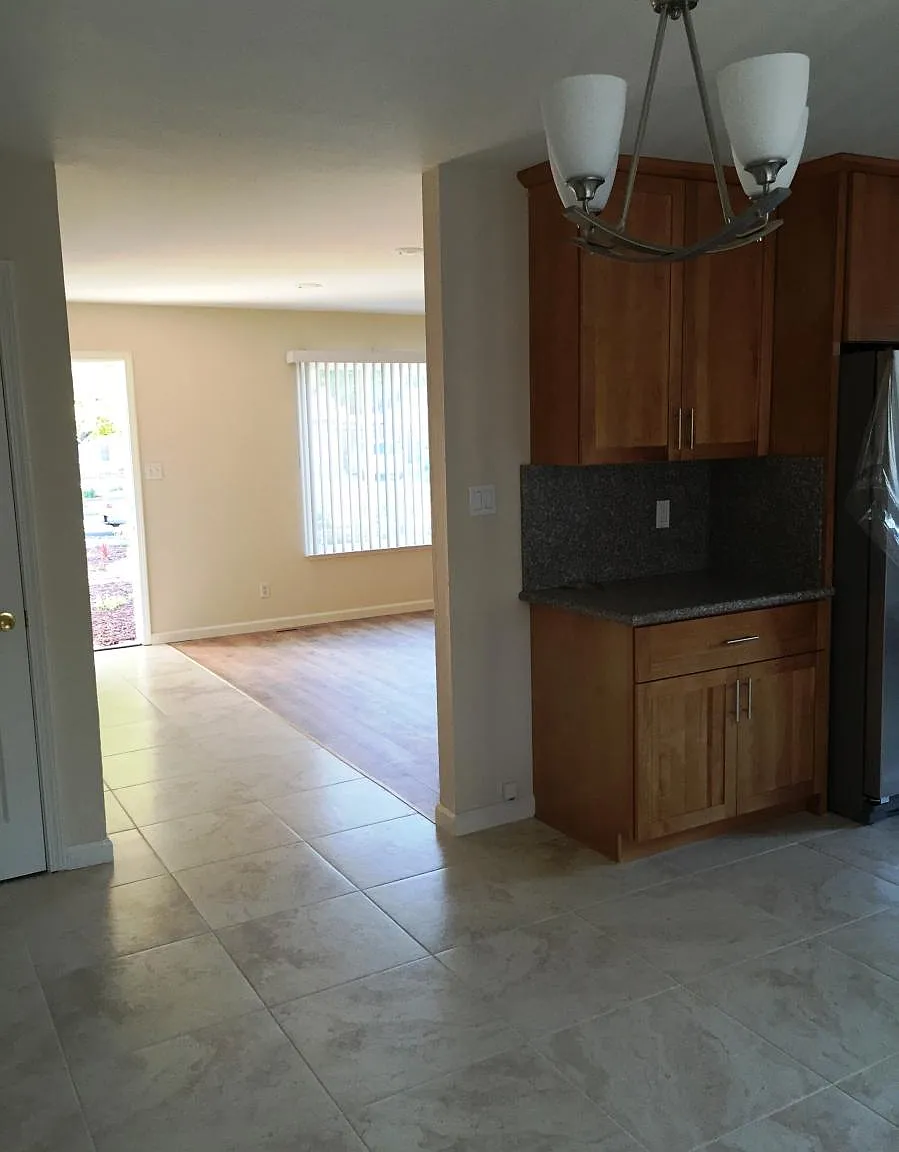 4 bed, 1302 sqft, $5,100 — Photo 2