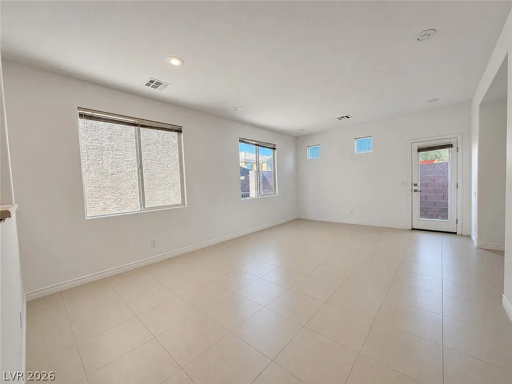 3 bed, 2.5 bath, 1390 sqft, $2,000 — Photo 2