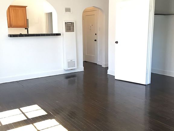 3rd image of 1213 N Ardmore Ave APT 5