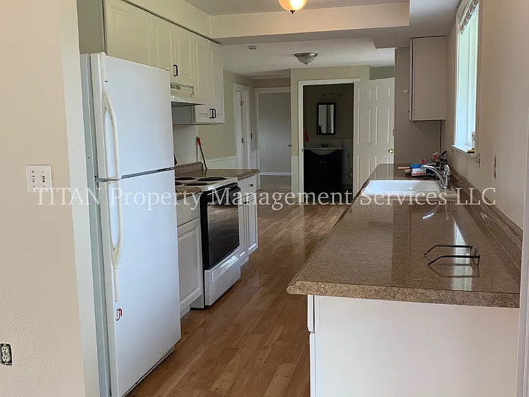 798 Bridge St E — Photo 4
