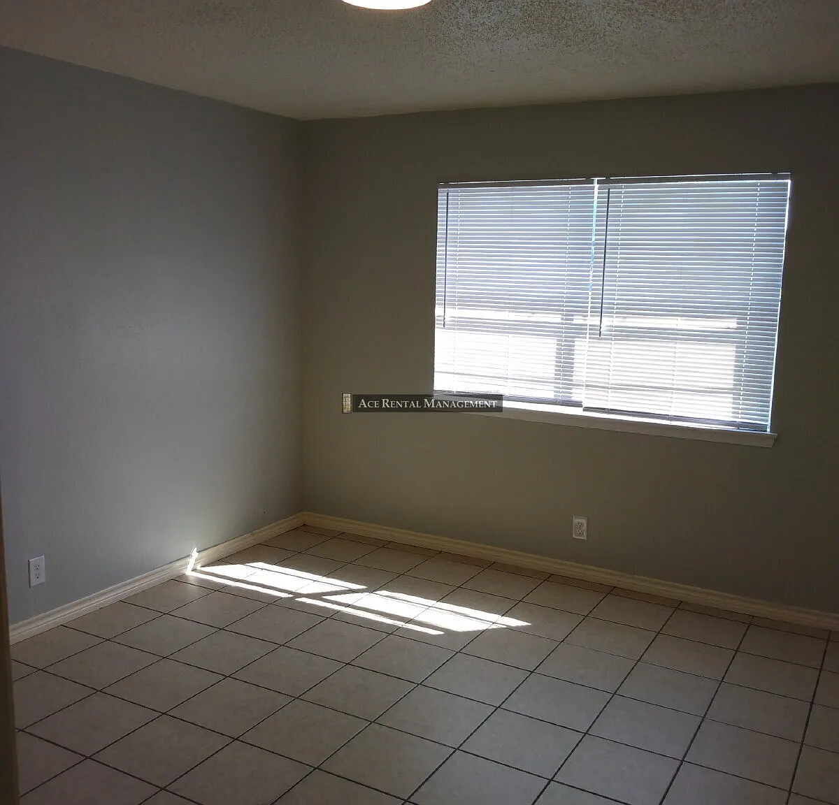 Spacious 2 Bedroom | 1 Bathroom Apartment Home Sanctuary located at the Concord Apartment Homes i... — Photo 2