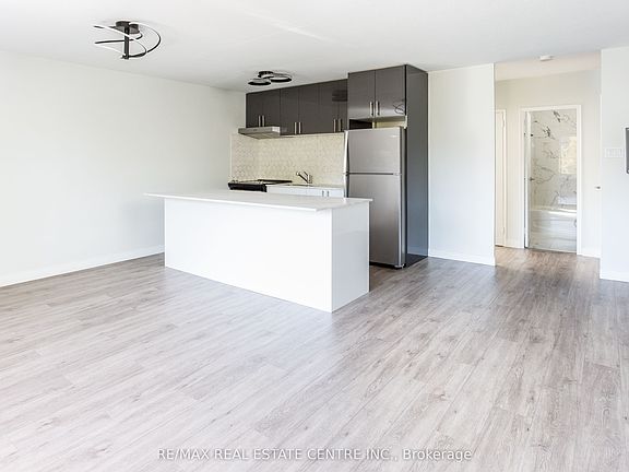 5th image of 371 Lakeshore Rd W #205
