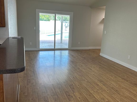 3rd image of 4616 E Voltaire Ave