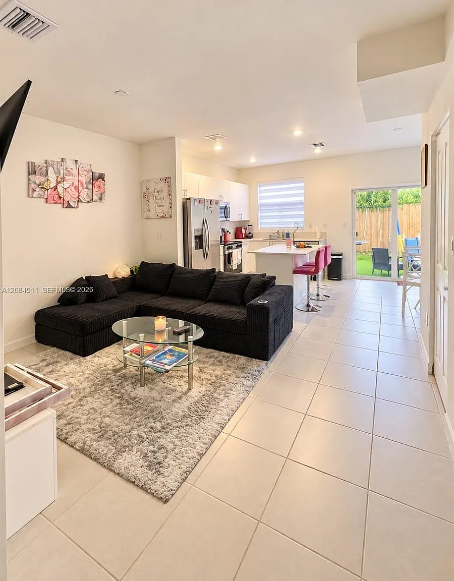 3 bed, 3.0 bath, 1300 sqft, $2,600 — Photo 4