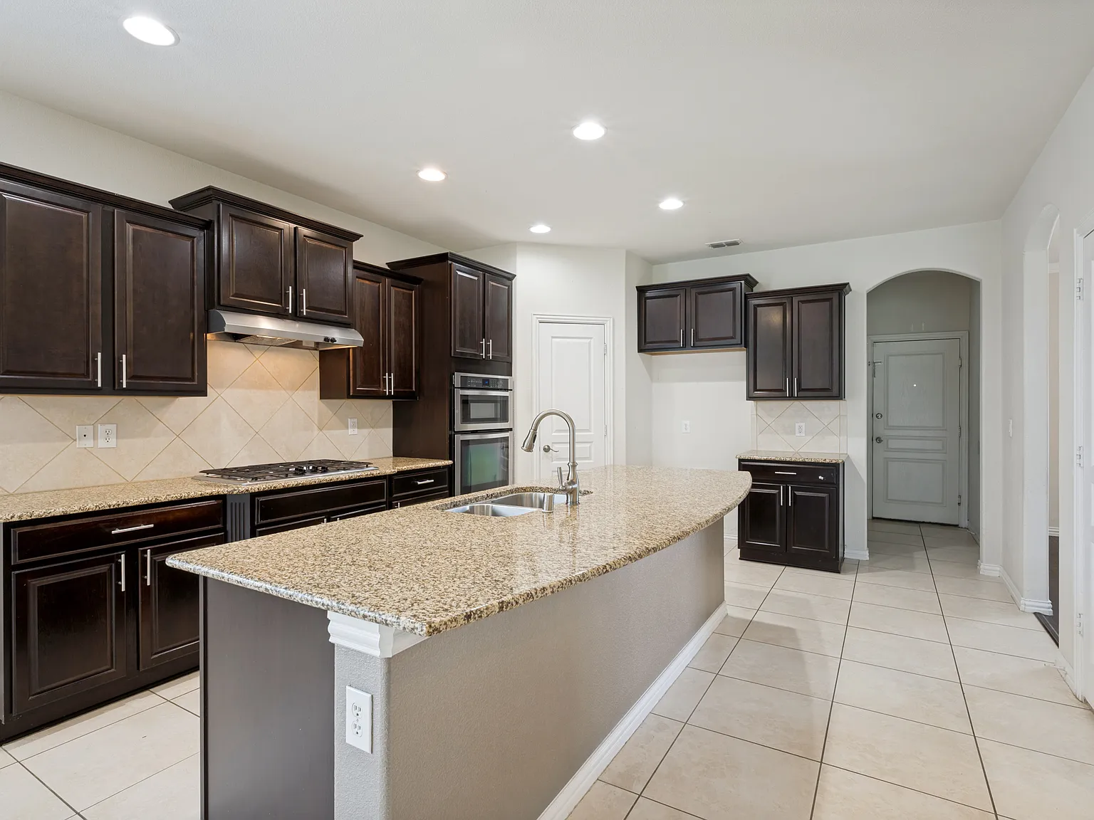4 bed, 2941 sqft, $3,300 — Photo 4
