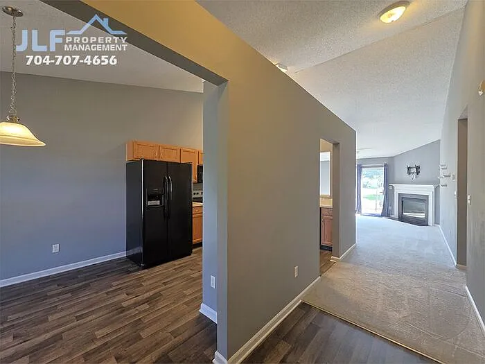 8417 Appledale Dr — Photo 2