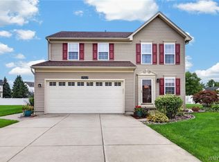 2467 King Fisher Ln, Niagara Falls, NY 14304