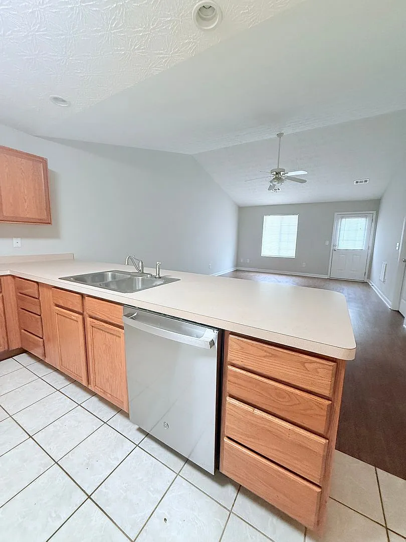 2-bedroom ranch style home with garage parking! — Photo 4