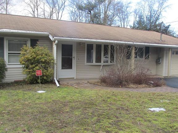 2nd image of 215 Lincoln St