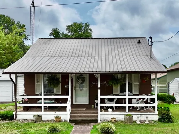 208 Charles St, Benton, IL 62812