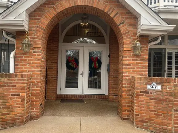 20 Country Club Ter, Saint Louis, MO 63122