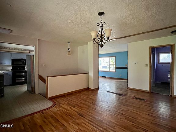 4th image of 820 8th Ave SE