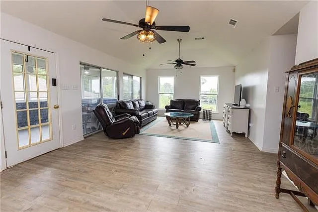 3 bed, 2.0 bath, 1485 sqft, $2,900 — Photo 2
