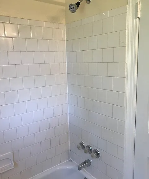 Tub/shower in bathroom