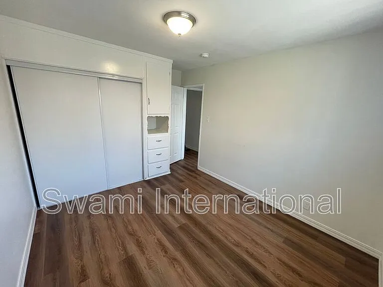 724 W 80th St — Photo 22