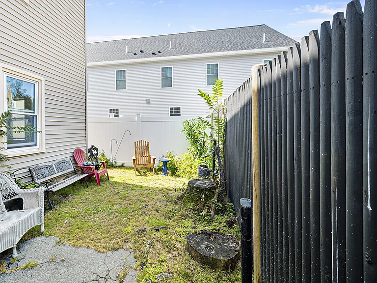 8 Richardson St — Photo 2