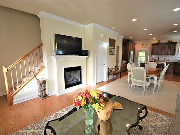 3rd image of 125 Villa Ct