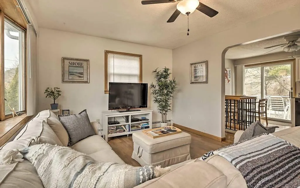 10 Breezy Point Rd — Photo 2