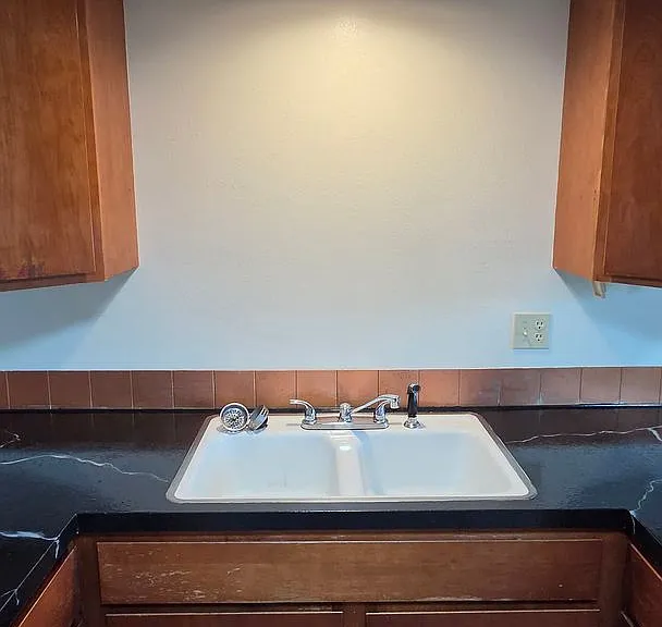 104 Camelot Ct — Photo 9