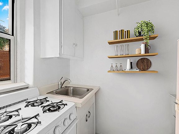 4th image of 225 E 47th St APT 1J